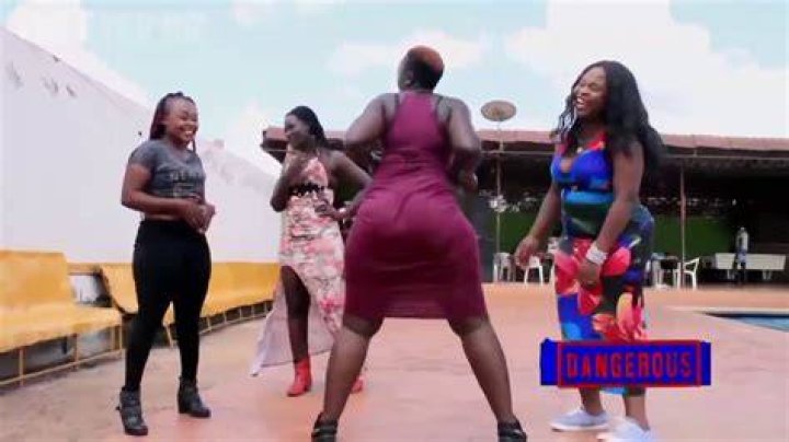4 sexy Big ass africains twerk in crazy dance girls YouTube