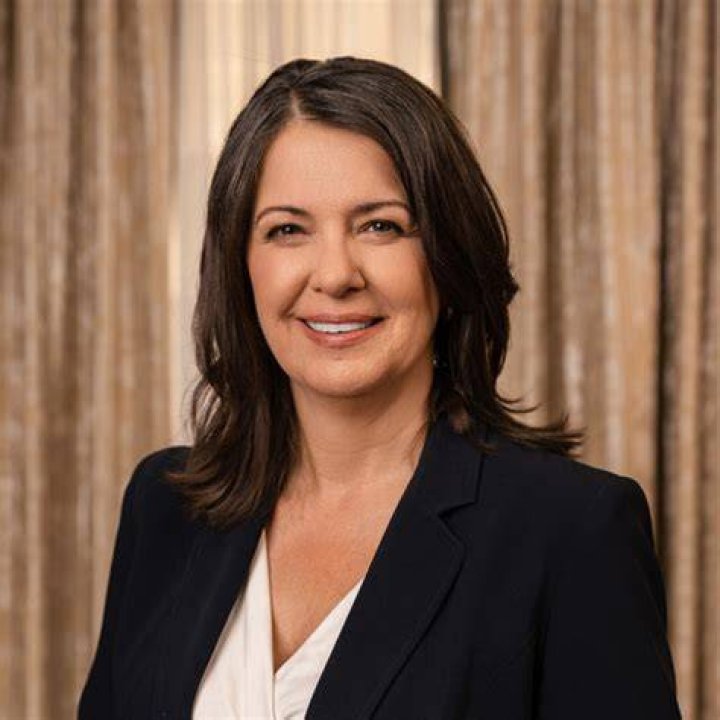 Alberta Premier Danielle Smith 'straight pride' photo receives blowback