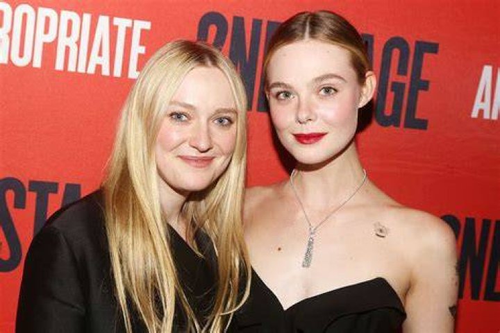 Dakota Fanning and sister Elle Fanning during 'Uptown Girls' Los
