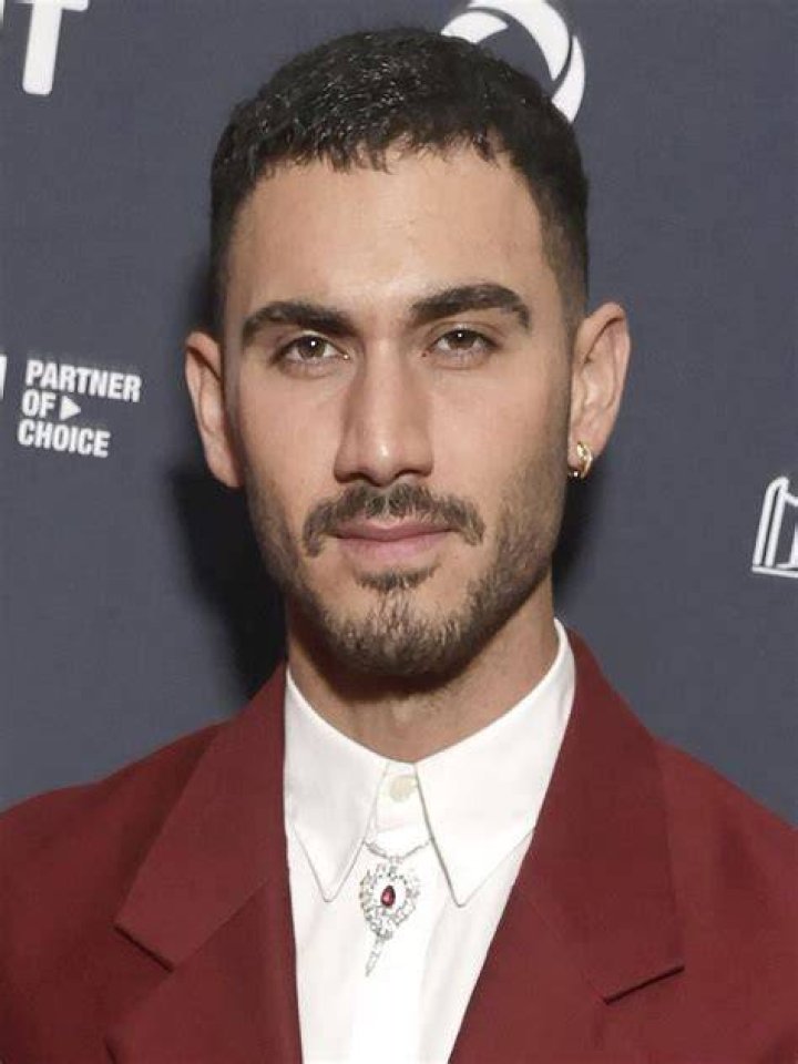 Does Alejandro Speitzer buy clothes at the flea market? This video