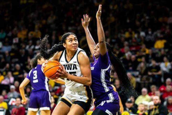 Hannah Stuelke showcases more growth in Iowa's win over Northwestern