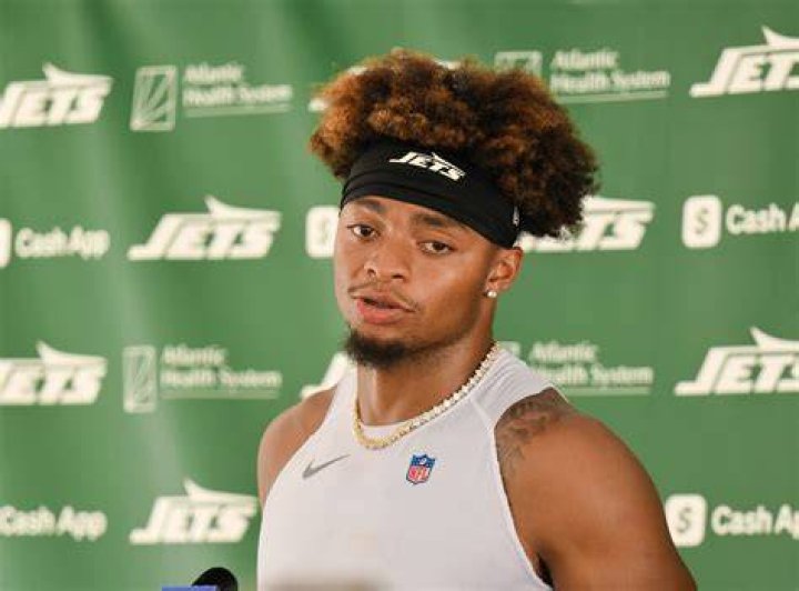 Justin Fields Net Worth, Salary, Contract 2022, Wife, Height and Weight