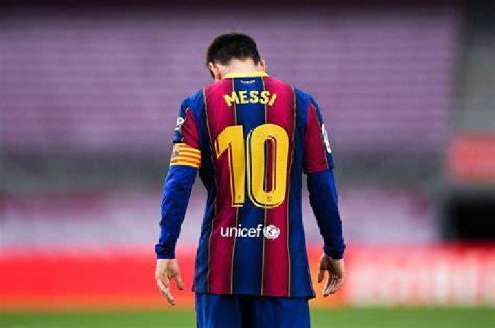 Lionel Messi returns to Barcelona with family, fans can’t stay calm