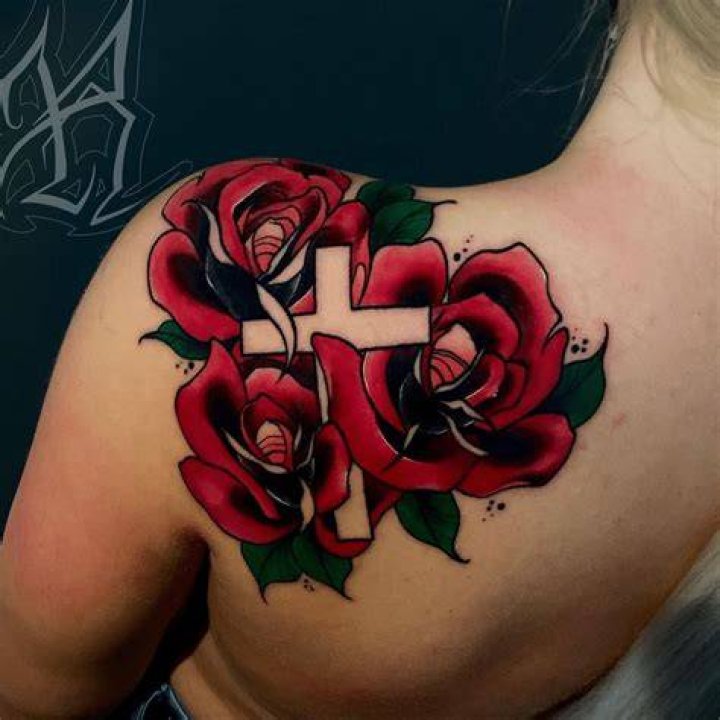 Tatuaje Cruz detr&aacute;s de la oreja Tatuajes para Mujeres